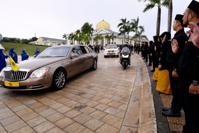 The Yang DiPertuan Agong's motorcade leaving Istana Negara.