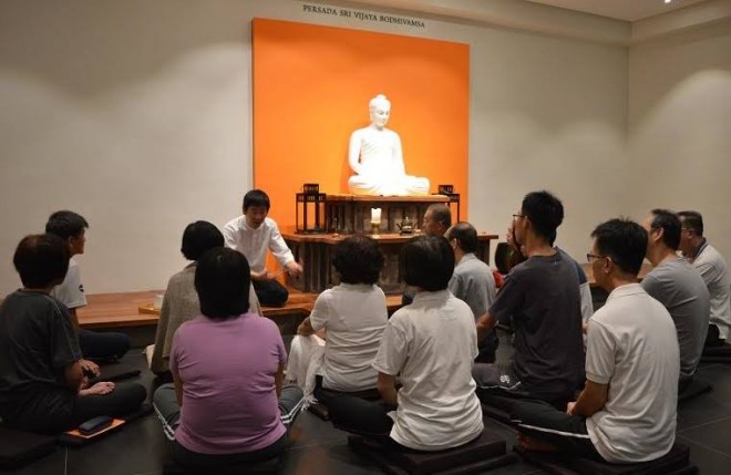 Bro. Tan having a casual discussion and answering questions on Dhamma.