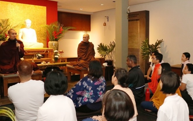 Ven. Ñanukkamsa (far left) and Ven. Alokavamsa visited Nalanda Centre in December 2016.