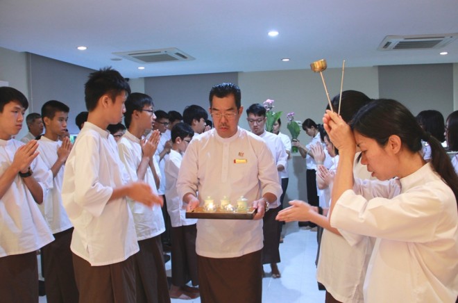 Bro. Yap leading the offerings to Three Jewels.