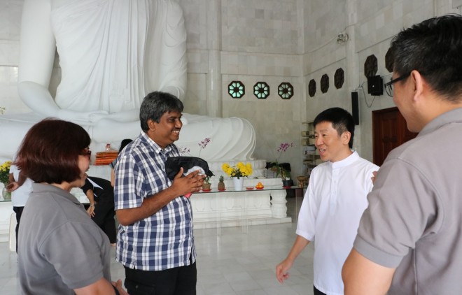 Bro. A. K. Nelson welcoming Bro. Tan and Nalanda leaders to the vihara.