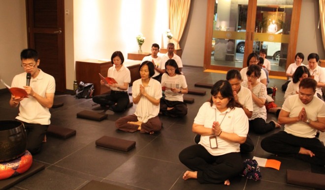 Bro. Choong Li (left) leading the Uposatha chanting.