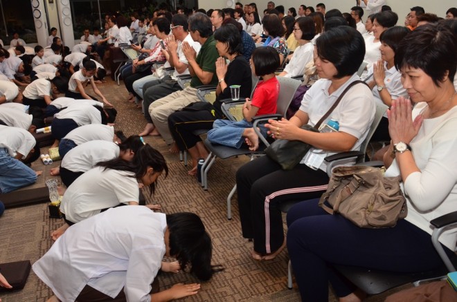 The students also paid respect to their parents out of gratitude.