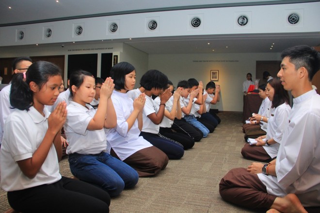 Junior Dhamma School students paying respect to their teachers.