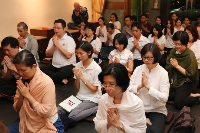 Devotees paying respect with gratitude after the Dhamma teaching by Ven. Ñanukkamsa.