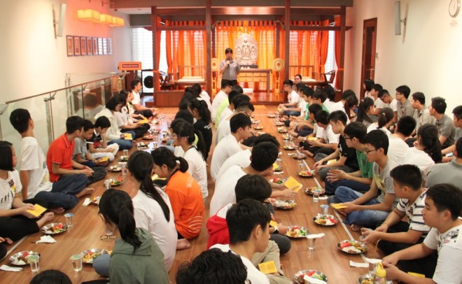 Communal meals were held throughout the camp.