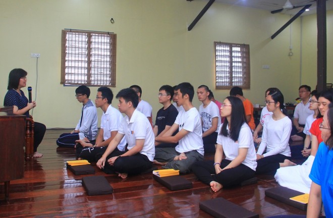 Director of Nalanda Dhamma School Sis. Sunanda giving a talk.