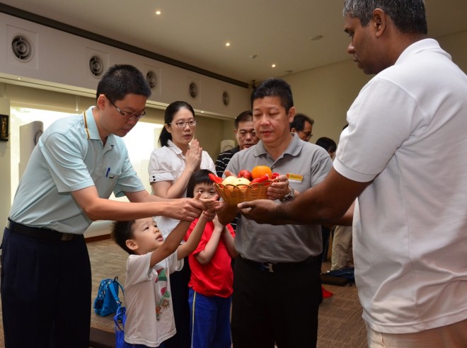 Bro. Vincent Lee (middle) leading the offerings to Three Jewels.