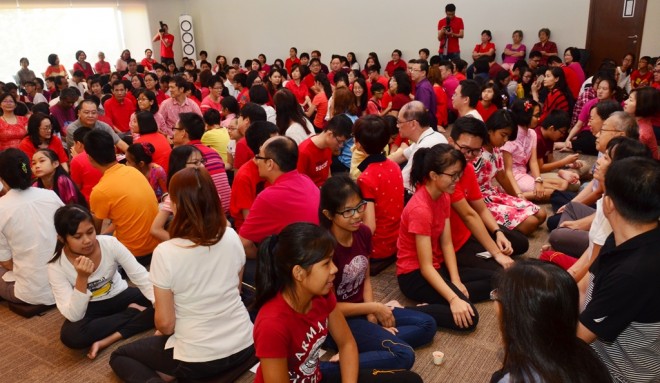 A hundred families gathered at Nalanda Centre for the traditional tea-offering ceremony to honour parents, teachers and elders.