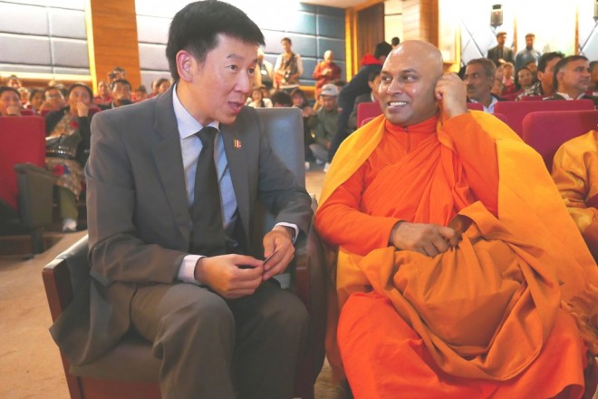 Bro.Tan chatting with Ven. P. Seewalee Thera, General Secretary of the Maha Bodhi Society of India.