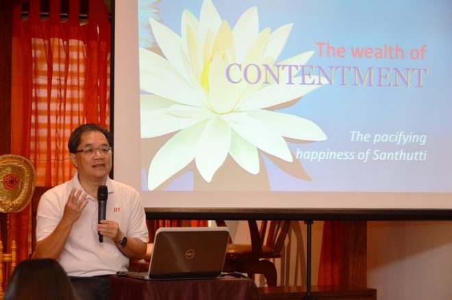 Achariya Tan Siang Chye giving a talk on the cultivation of contentment.