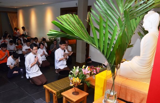 The chanting session was led by Bro. Choong Li (front left) and Ze Wen.