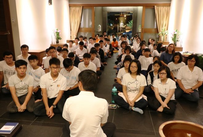 Bro. Tan giving Dhamma teachings after the evening chanting.