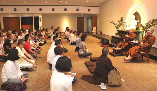 Sayadaw Nyanapurnik delivering a talk at Nalanda Centre on 30 June 2016.