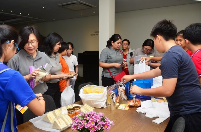 Nalanda Dhamma School students prepared food for Pre-sales on Sundays.